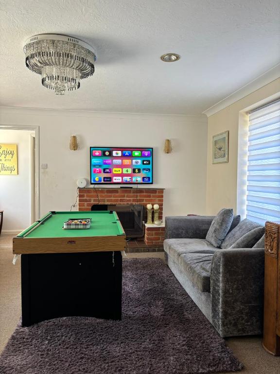 Spacious Furnished Bungalow with Garden n Parking - Casa De Una Habitación