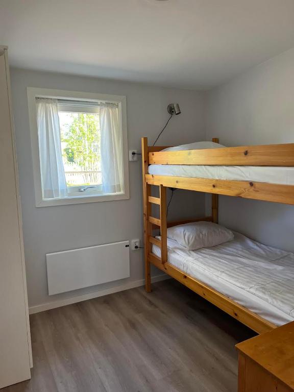 Postel nebo postele na pokoji v ubytování Hälleviks Havsbad