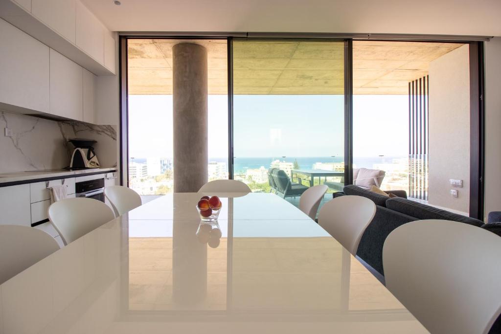 Fotografie z fotogalerie ubytování Luxury 4-bed with sea-views v destinaci Protaras