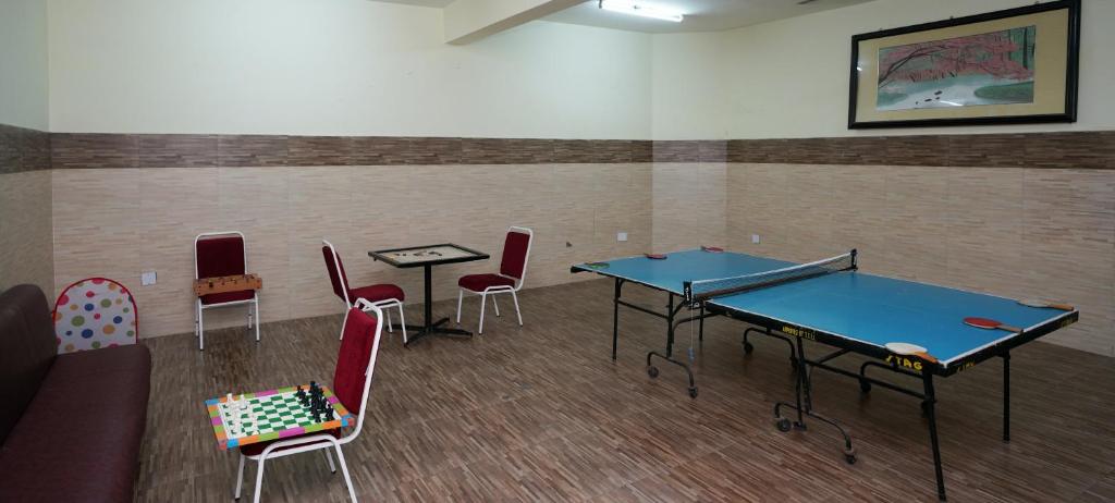 Stolní tenis v ubytování Park Inn Beach Resort nebo okolí
