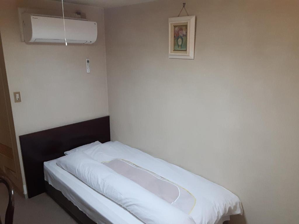 Postel nebo postele na pokoji v ubytování Aoi Business Hotel