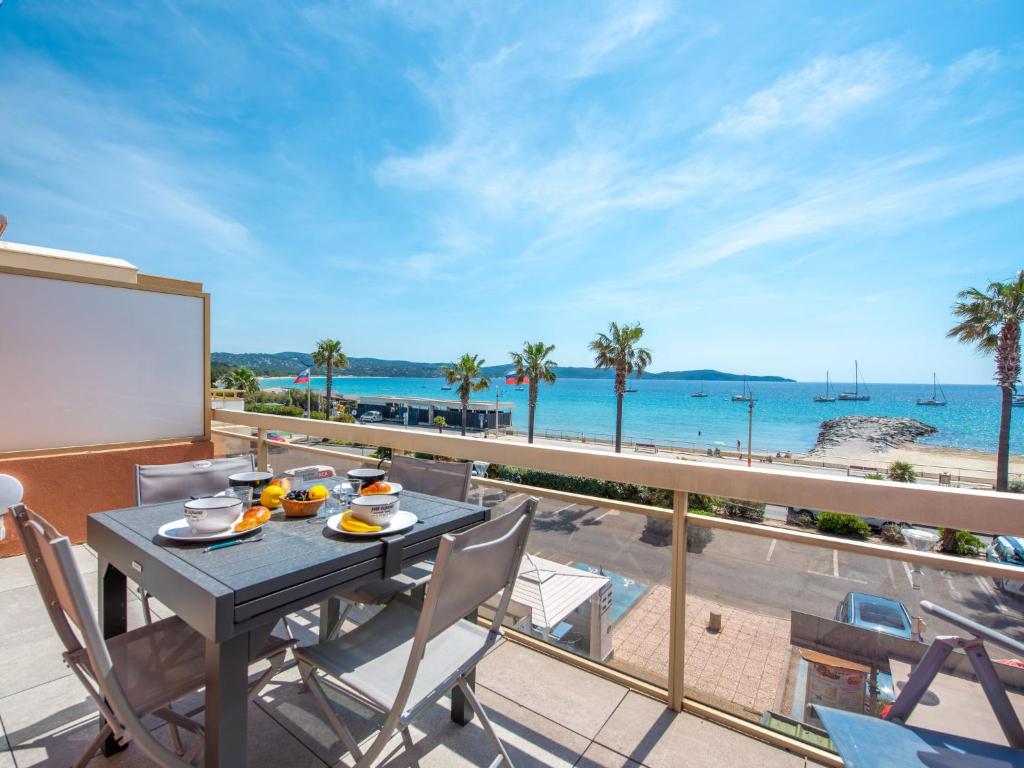 une table sur un balcon avec vue sur la plage dans l'établissement Apartment La Croix du Sud-29 by Interhome, à Cavalaire-sur-Mer