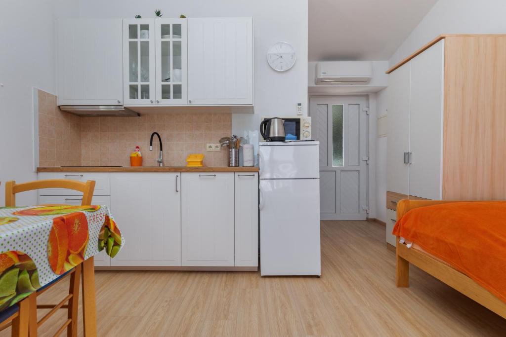 Kuchyň nebo kuchyňský kout v ubytování Apartments Ljiljana