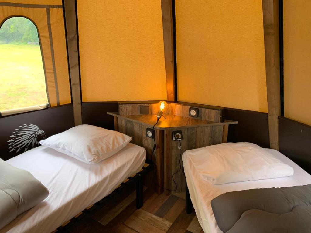 Postel nebo postele na pokoji v ubytování Lodge Tipi, L'Indienne