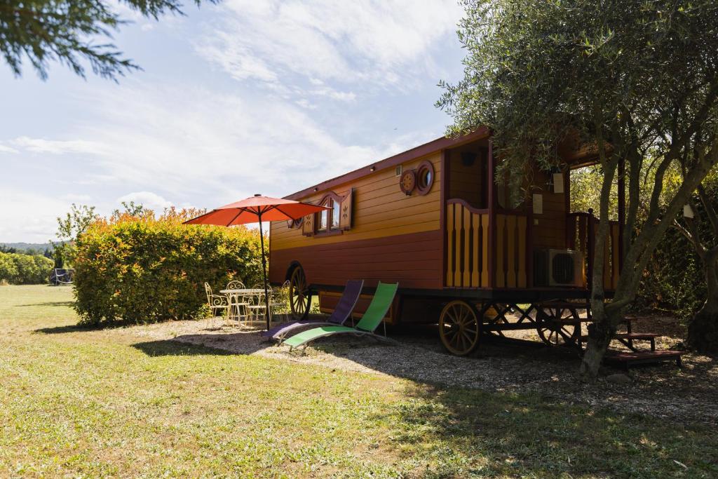 Zahrada ubytování Roulotte chez Manon en Luberon
