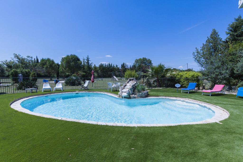 Bazén v ubytování Roulotte chez Manon en Luberon nebo v jeho okolí