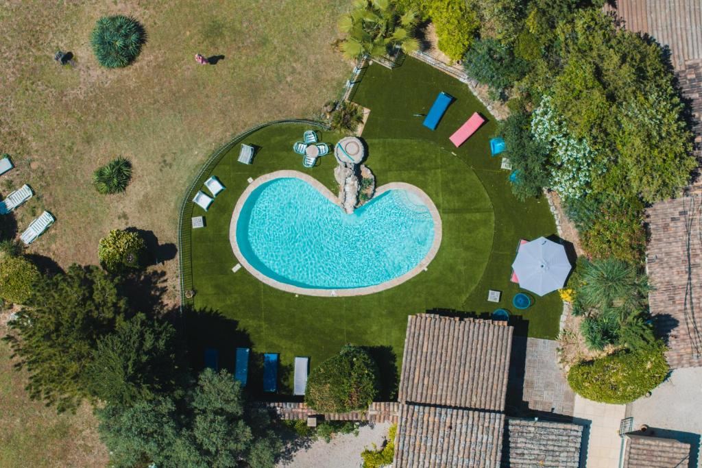 Bazén v ubytování Roulotte chez Manon en Luberon nebo v jeho okolí
