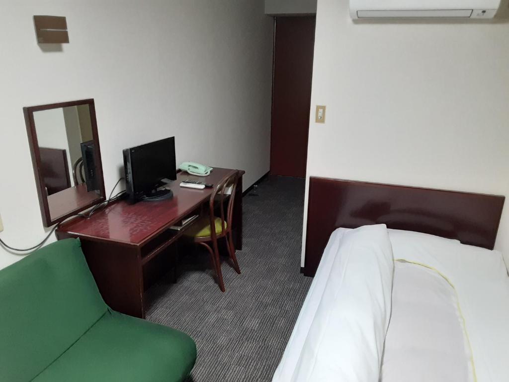 TV a/nebo společenská místnost v ubytování Aoi Business Hotel