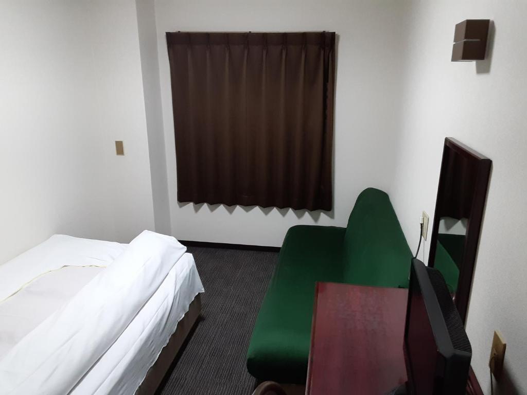 Postel nebo postele na pokoji v ubytování Aoi Business Hotel