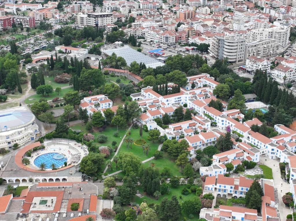 Nespecifikovaný výhled na destinaci Budva nebo výhled na město při pohledu z apartmánu