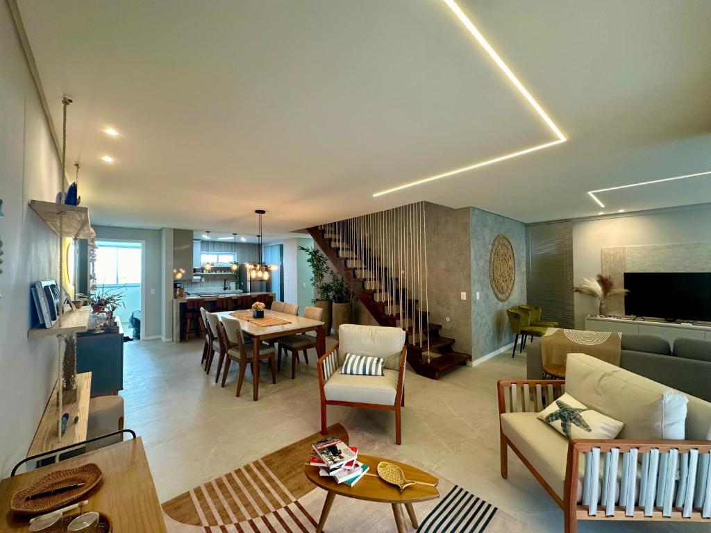 Χώρος καθιστικού στο Cobertura exclusiva duplex com vista incrível da praia de Porto das Dunas