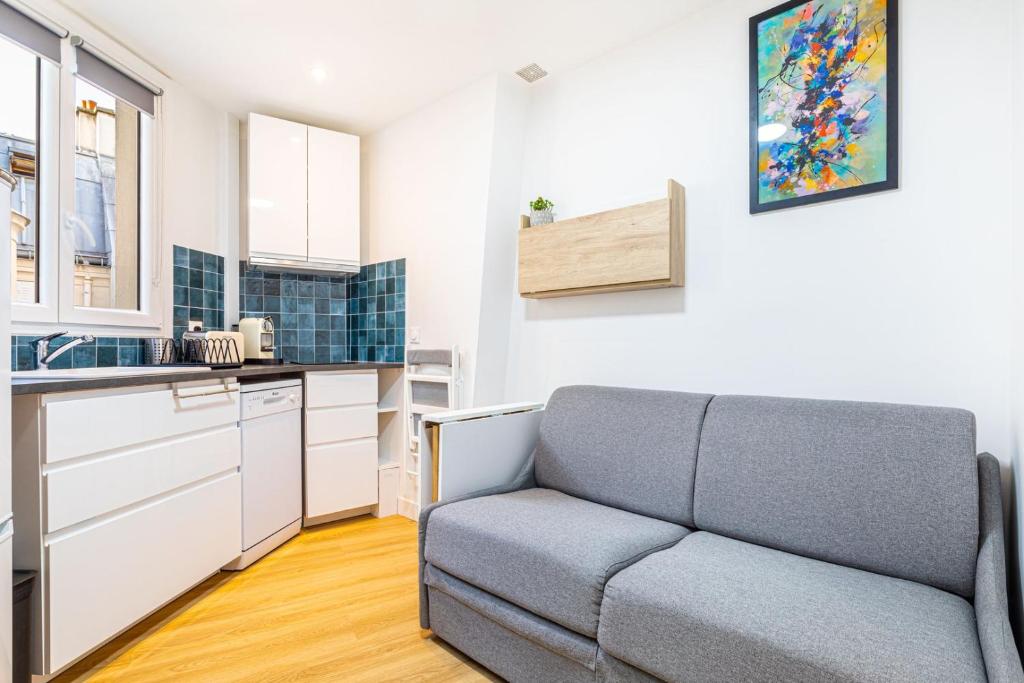 un salon avec un canapé dans une cuisine dans l'établissement GuestReady - Sérénité au Cœur de Paris, à Paris