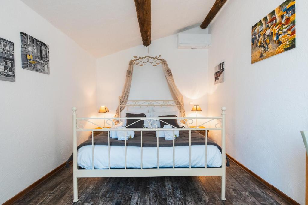 Postel nebo postele na pokoji v ubytování Chambre d'hôtes - B&B - Fleur de coton chez Manon en Luberon