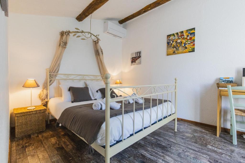 Postel nebo postele na pokoji v ubytování Chambre d'hôtes - B&B - Fleur de coton chez Manon en Luberon