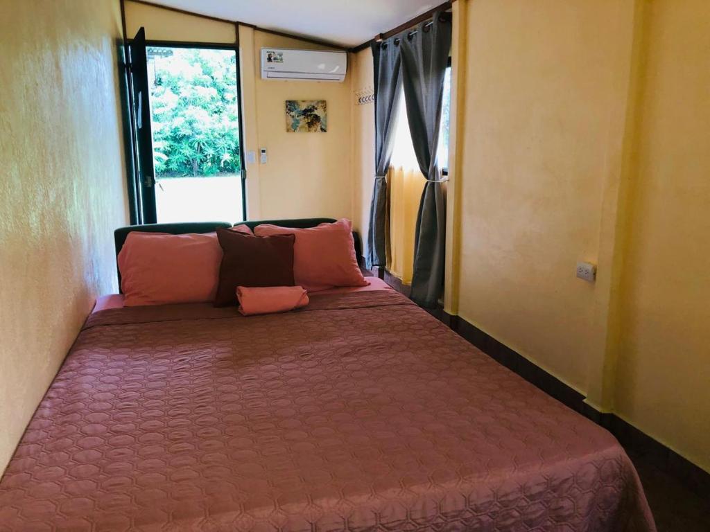 Postel nebo postele na pokoji v ubytování Hotel Cocodrilo Sierpe