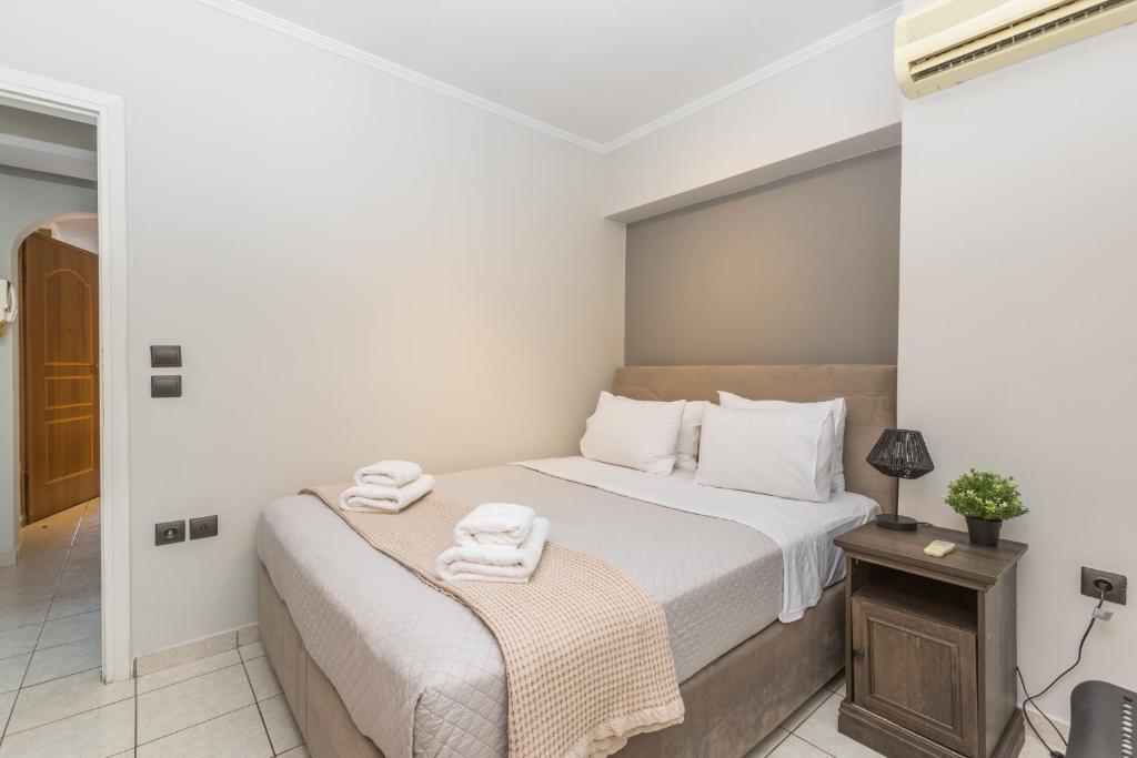 Postel nebo postele na pokoji v ubytování Raise Piraeus Harbor Flats