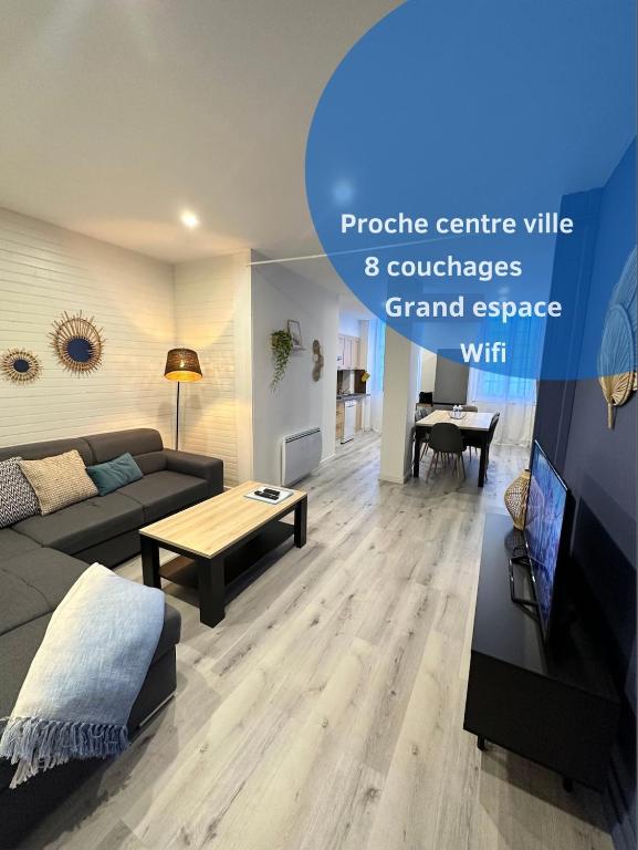 un salon avec un canapé et une table dans l'établissement LE COSY - Classé 3 étoiles - Nay centre - Appartement, à Nay
