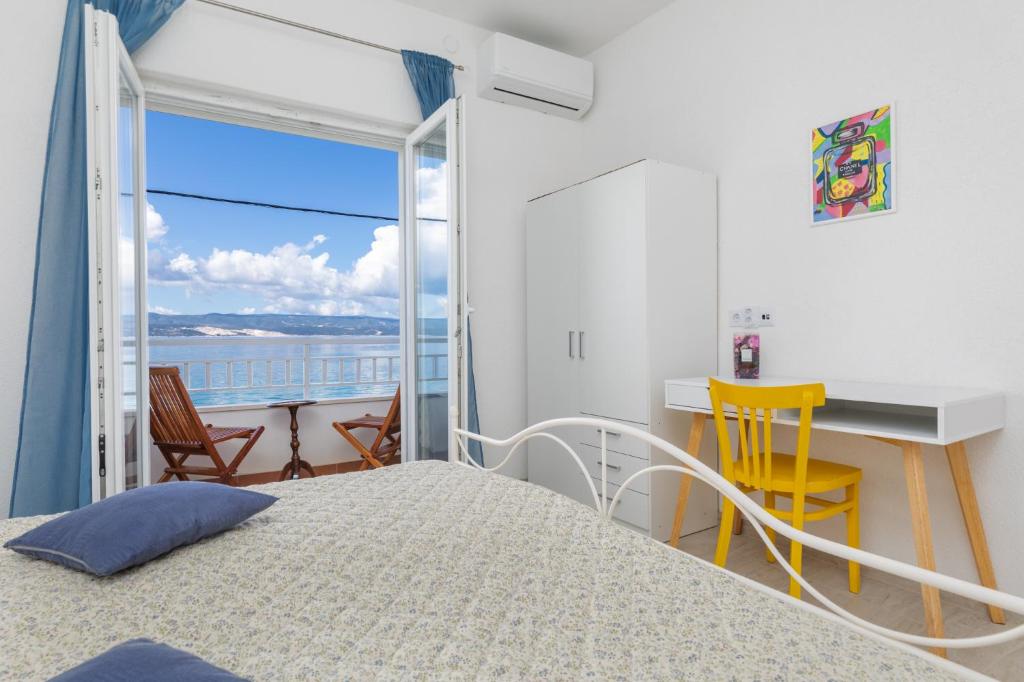 Postel nebo postele na pokoji v ubytování Apartments Ljiljana
