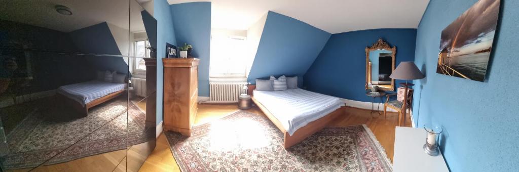 Camera blu con letto e specchio di Designer apartment with rooftop a Zurigo