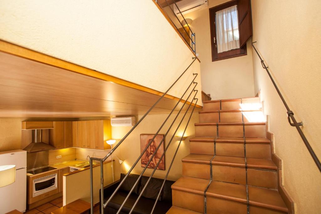 Una escalera que conduce a una cocina en una casa en Gardens of Roman wall N10 ONYARAPARTMENTS, en Girona