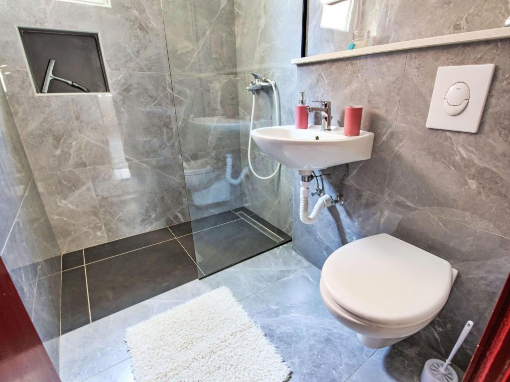Łazienka w obiekcie Apartment Snježana-5 by Interhome