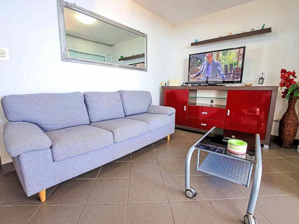 salon z kanapą i telewizorem w obiekcie Apartment Snježana-5 by Interhome w mieście Zavalatica