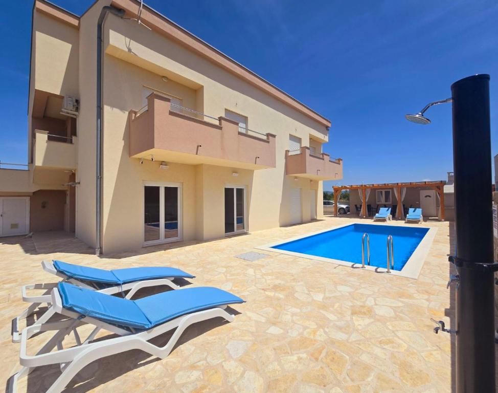 Bazén v ubytování Villa Sun with pool nebo v jeho okolí