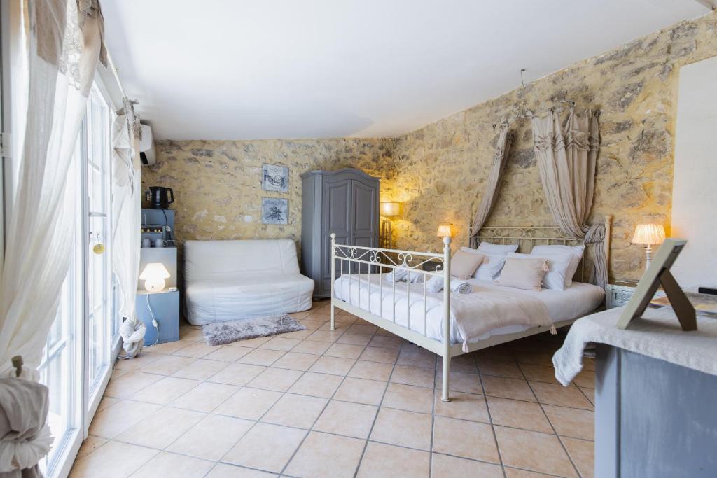 Postel nebo postele na pokoji v ubytování Chambre d'hôtes - B&B - Grand Luberon chez Manon en Luberon