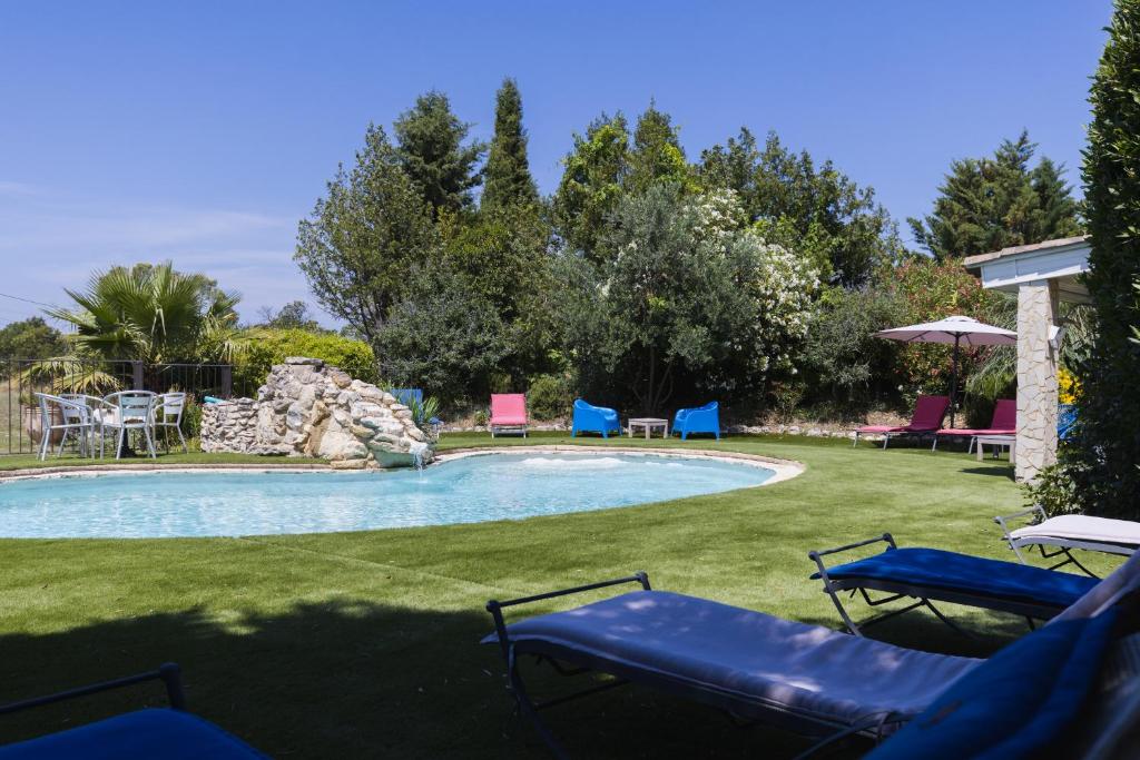 Bazén v ubytování Chambre d'hôtes - B&B - Grand Luberon chez Manon en Luberon nebo v jeho okolí