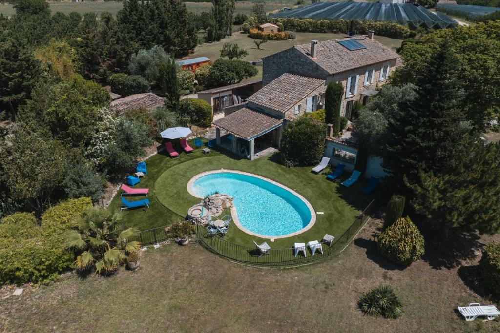 Bazén v ubytování Chambre d'hôtes - B&B - Grand Luberon chez Manon en Luberon nebo v jeho okolí