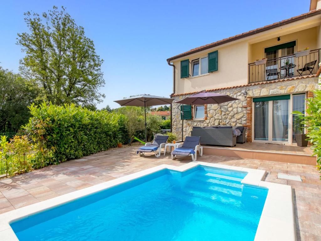 Piscina de la sau aproape de Holiday Home Villa Agnes by Interhome