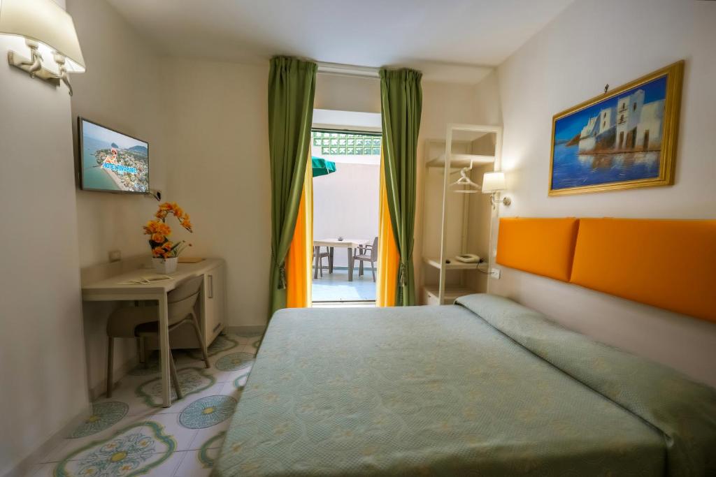 Una cama o camas en una habitación de Hotel Rivamare