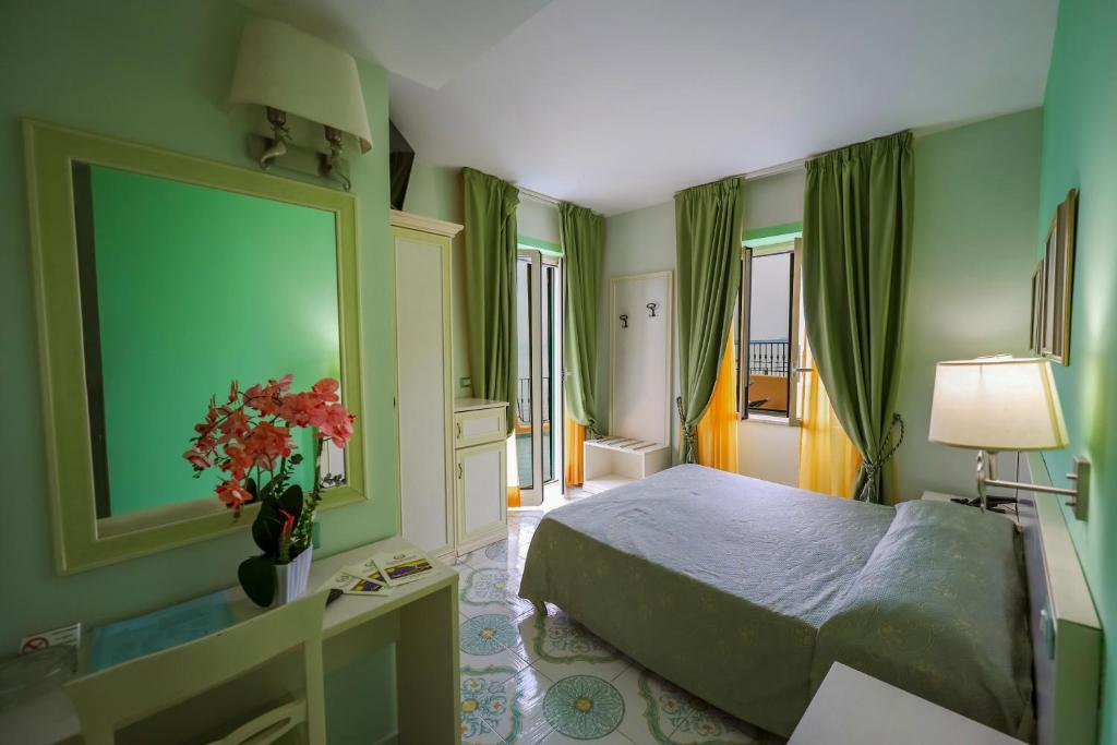 Una cama o camas en una habitación de Hotel Rivamare