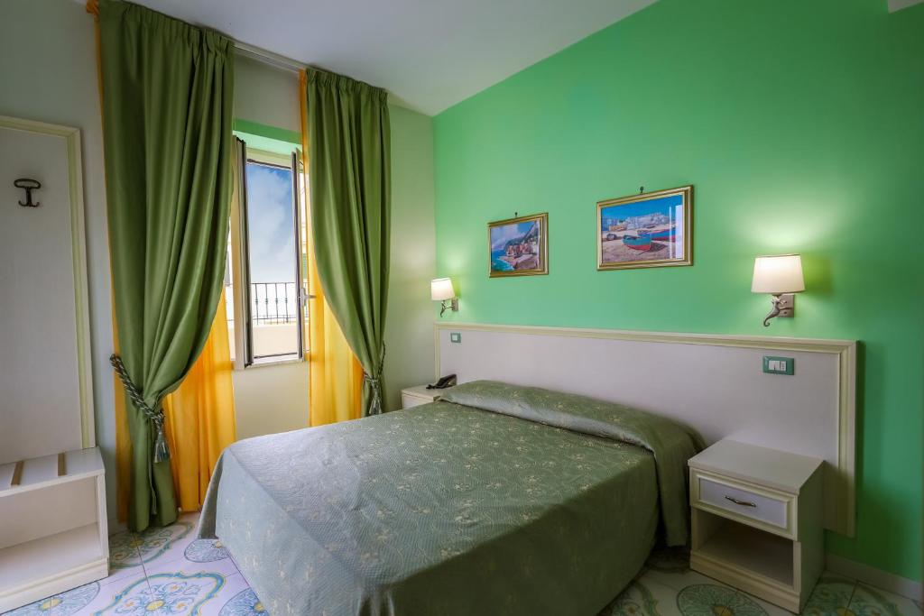 Una cama o camas en una habitación de Hotel Rivamare