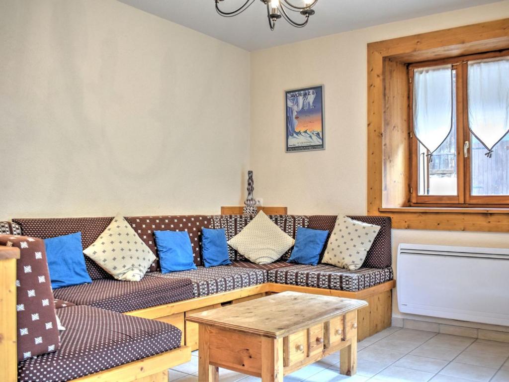 un salon avec un canapé avec des coussins bleus dans l'établissement **Luxueux 3 pièces au pied des télécabines, centre de Morzine, parking, WiFi** - FR-1-524-28, à Morzine