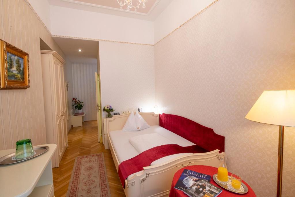 Uma área de estar em Pertschy Palais Hotel