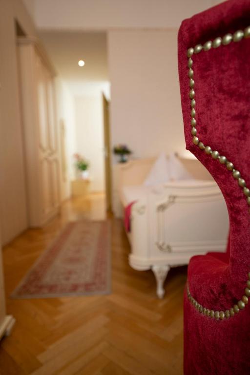 Uma cama ou camas num quarto em Pertschy Palais Hotel