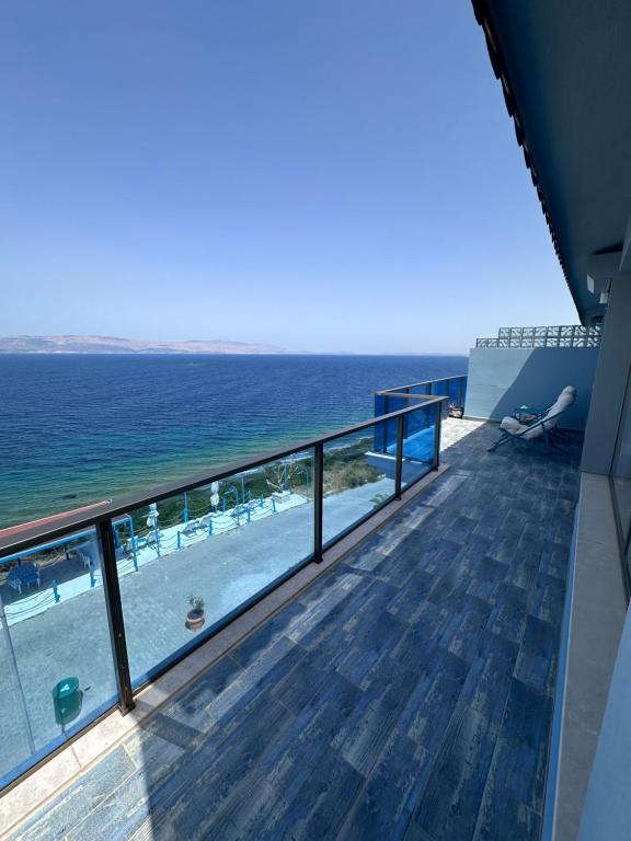 a balcony with a view of the beach at Fener Hotel Café & Kahvalti in Çeşme