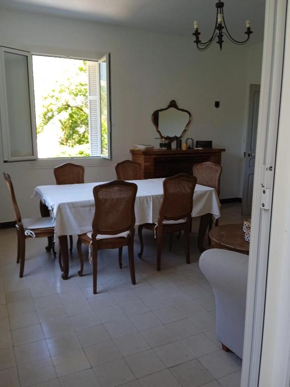 Posezení v ubytování Appartement cosy au cœur de Bocognano avec vue sur montagne