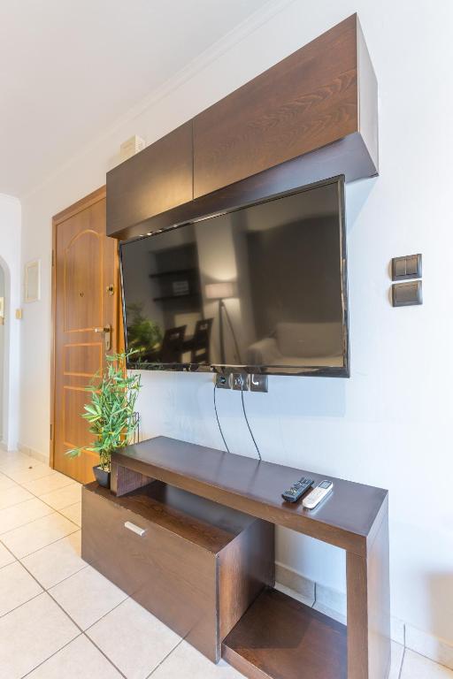 TV a/nebo společenská místnost v ubytování Raise Piraeus Harbor Flats