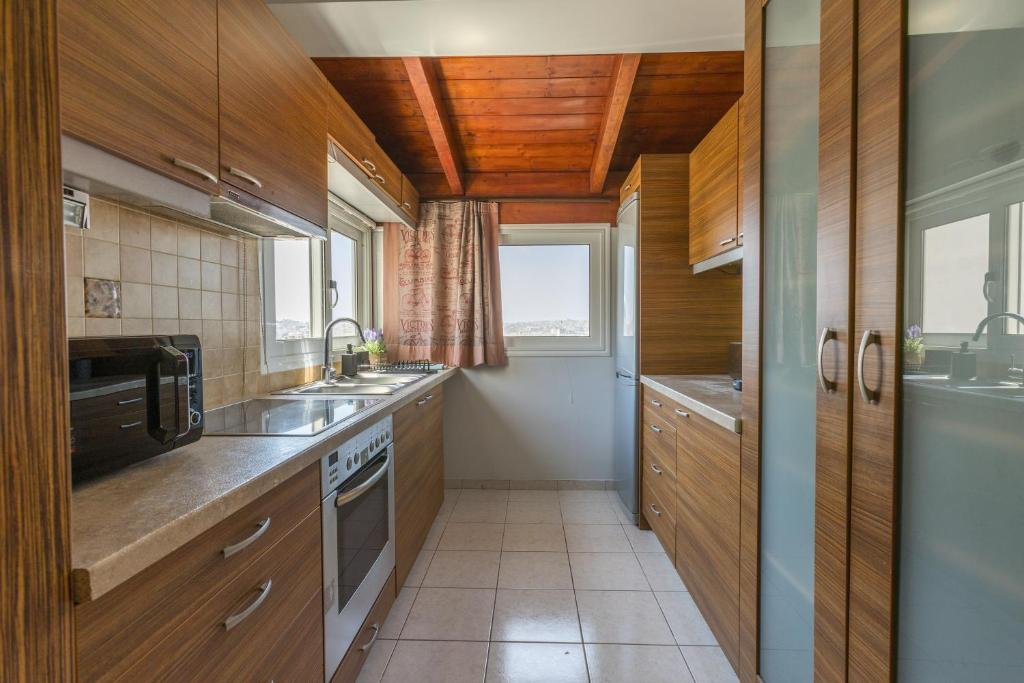 Kuchyň nebo kuchyňský kout v ubytování Raise Piraeus Harbor Flats