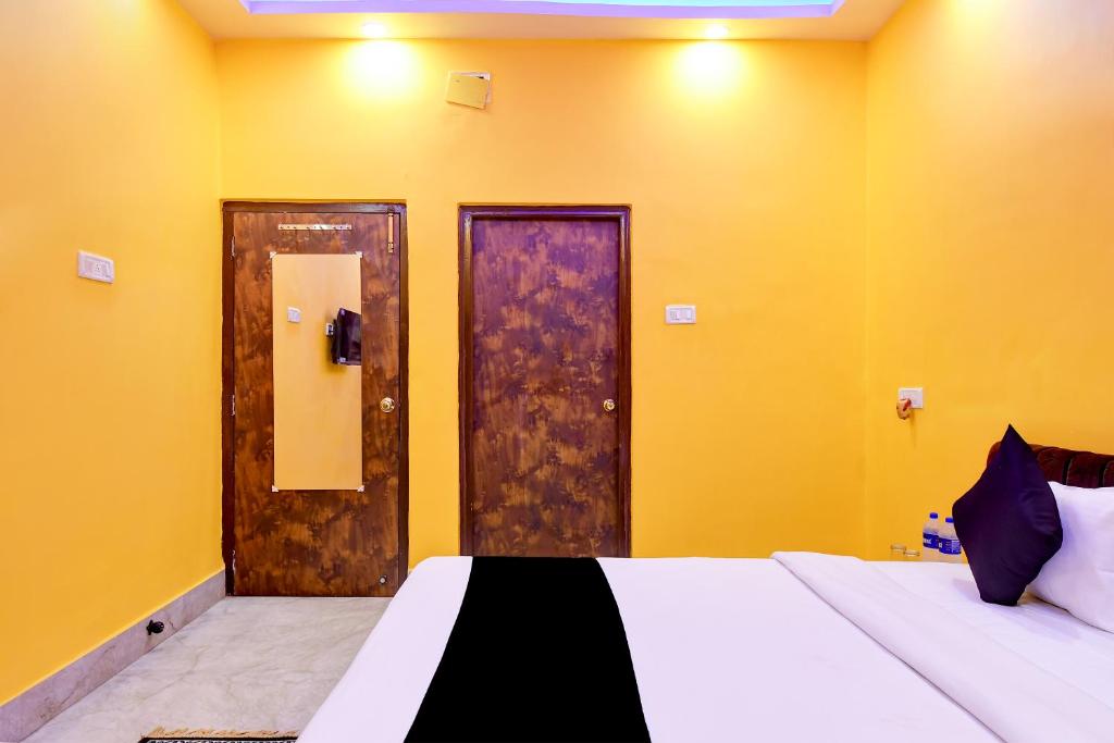 Postel nebo postele na pokoji v ubytování Salt Lake Residency