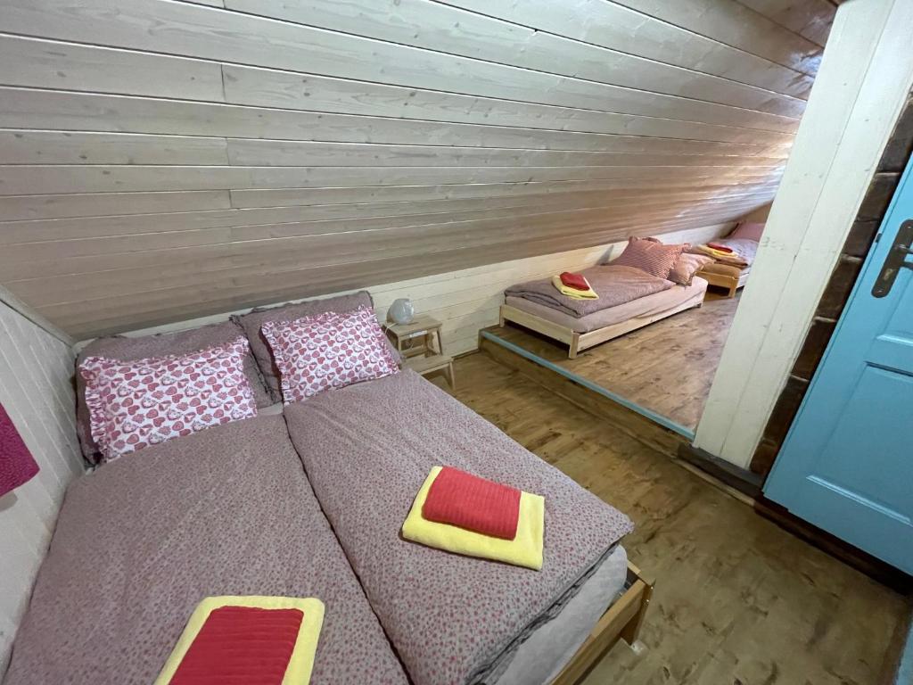 Postel nebo postele na pokoji v ubytování Chata Violka Kvilda
