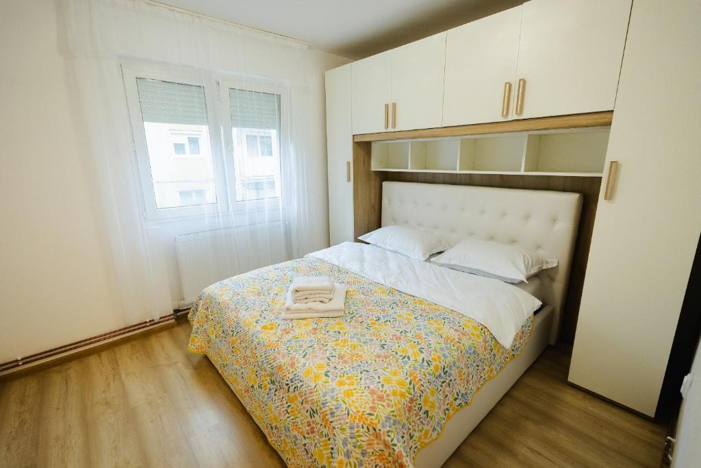 シギショアラにあるApartamentul Anisieiのベッドルーム1室(ベッド1台、本付)