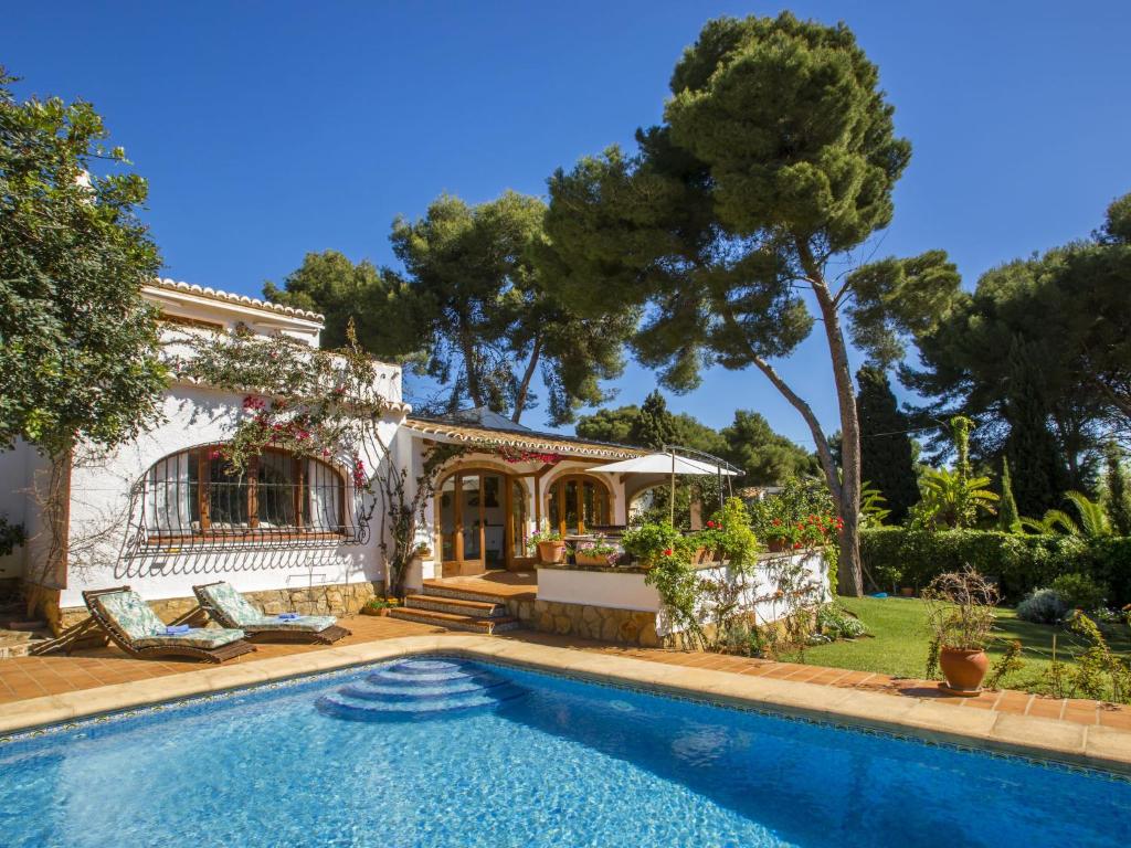 Bazén v ubytování Holiday Home Mirlo Canta by Interhome nebo v jeho okolí