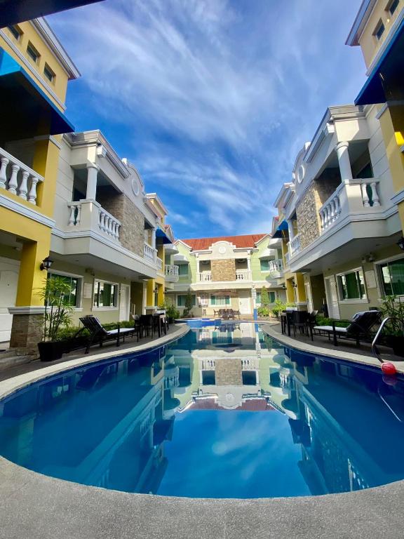 Bazén v ubytování Prism Hotel nebo v jeho okolí