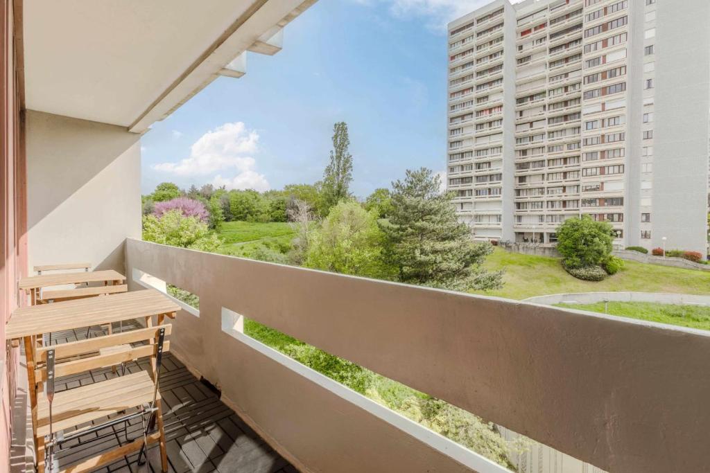 d'un balcon avec un banc et une vue sur un bâtiment. dans l'établissement Studio with balcony near Paris, à Bagnolet