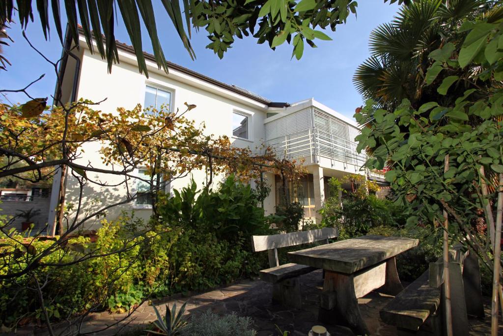 Jardí fora de Apartment Lemut
