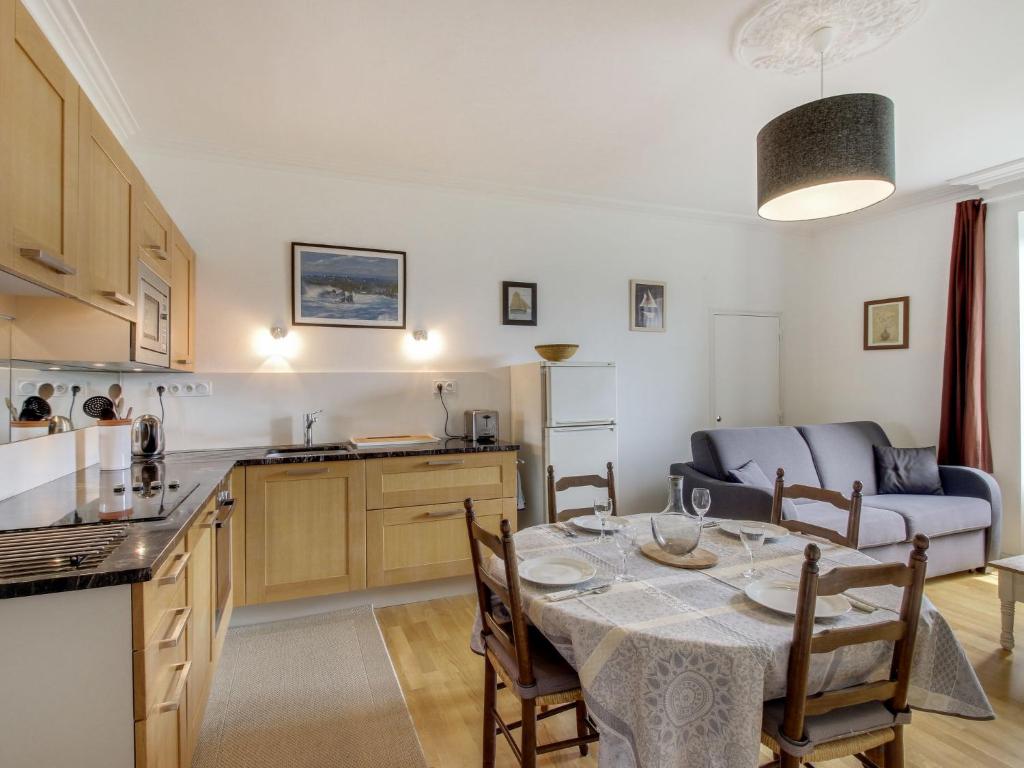 - une cuisine et une salle à manger avec une table dans l'établissement Apartment Terres Neuvas by Interhome, à Saint-Malo
