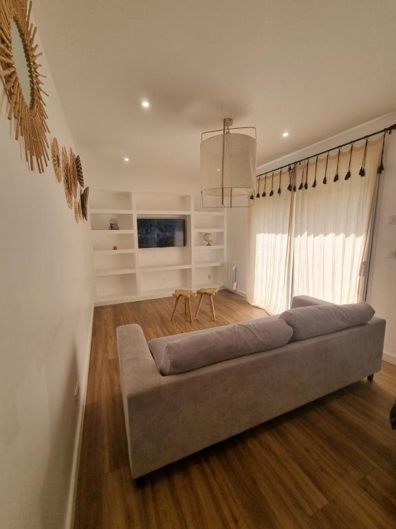 un salon avec un canapé et une table dans l'établissement Maison Centre Ville avec jardin, à Agen